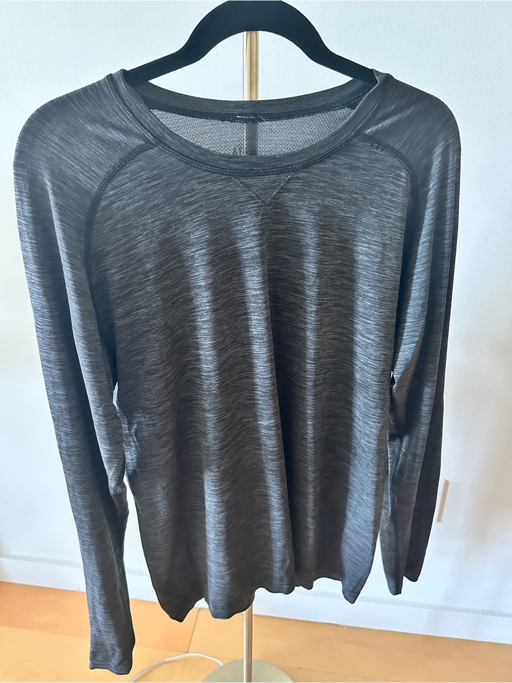 lululemon athletica Men's Long-Sleeve vent tech heathered charcoal shirt